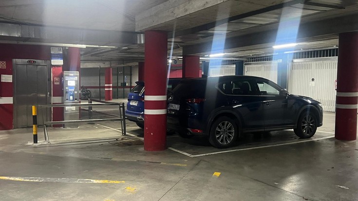 Argia kenduko dute ordubetez kiroldegiko lur azpiko aparkalekuan