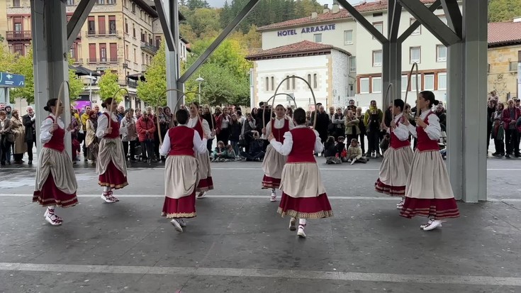 Lore Gazteak eta Martzillako taldea dantzan elkartu dira Arrasateko Biteri plazan
