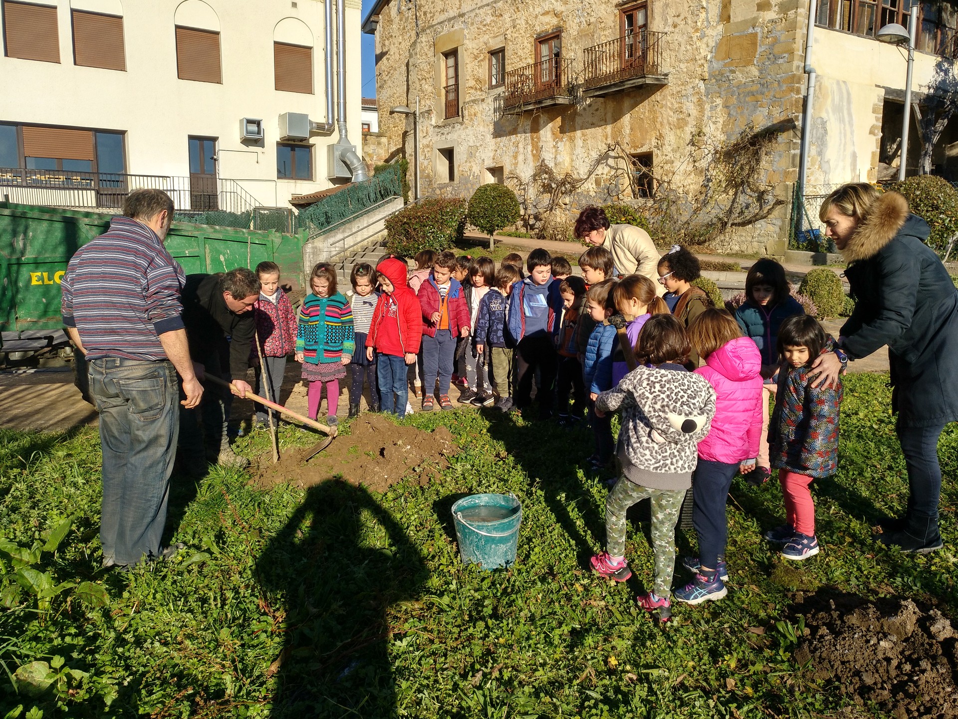Zuhaitzak landatu dituzte gaur goizean Elgetako eskolako neska-mutikoek