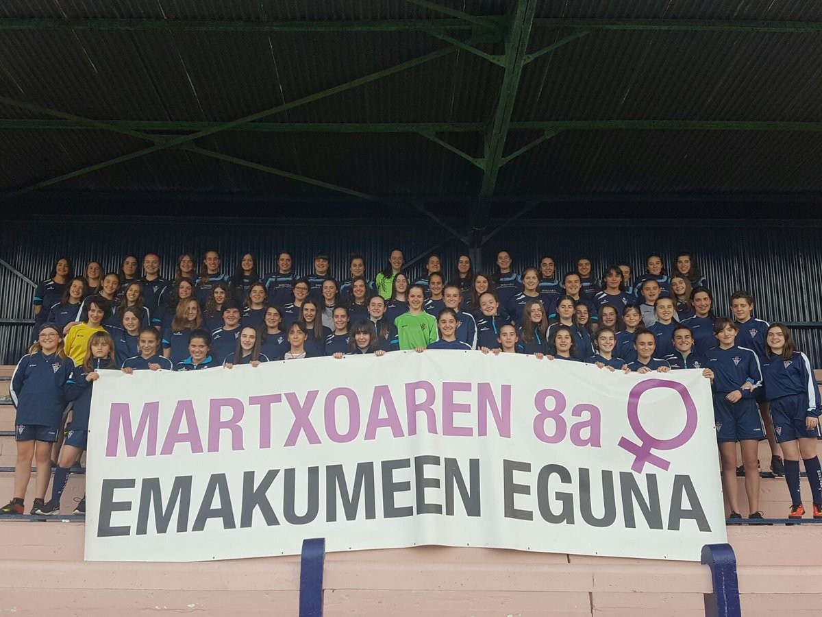 Bergarako emakume futbolariek ere bat egin dute martxoaren 8ko aldarrikapenekin