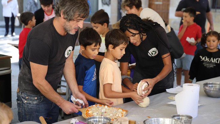 20 bat haur aritu dira pizza egiten ikasten