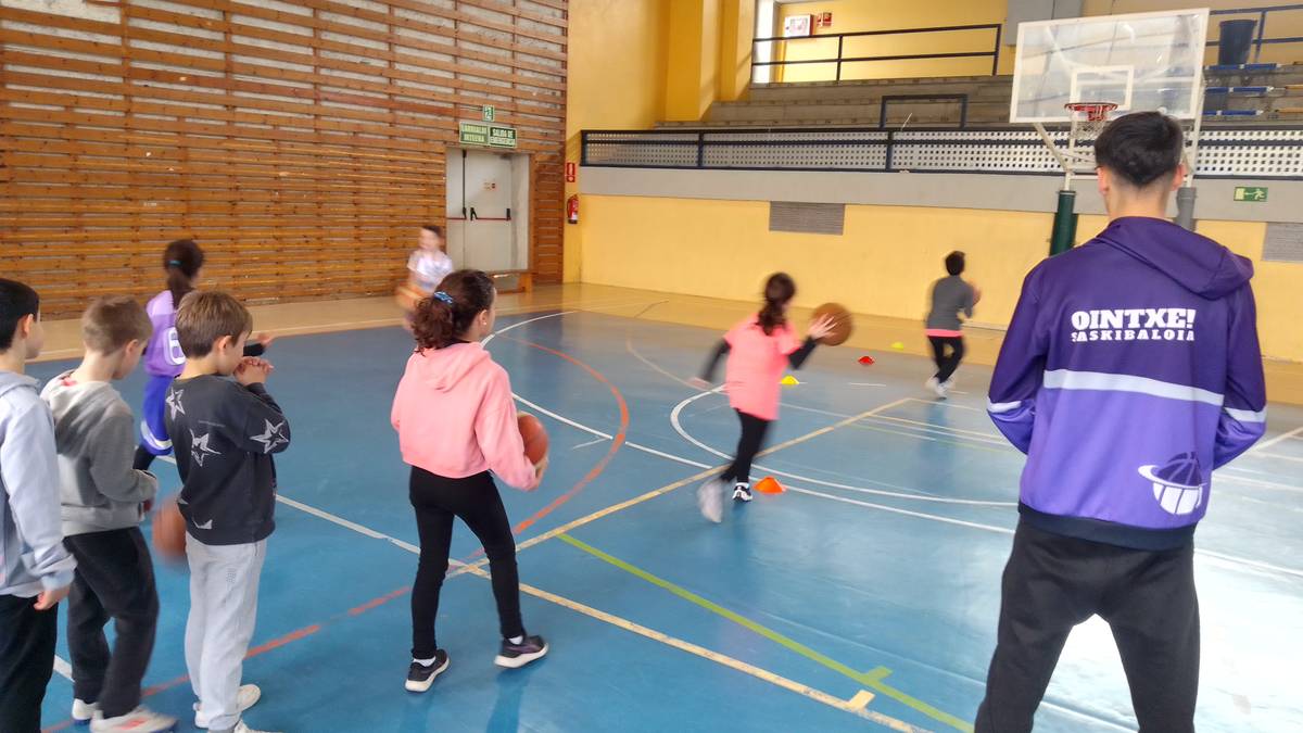 Saskibaloia eta erraketa kirolak larunbatean!