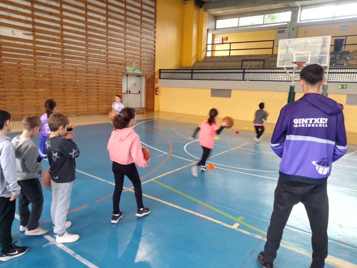 Saskibaloia eta erraketa kirolak larunbatean!