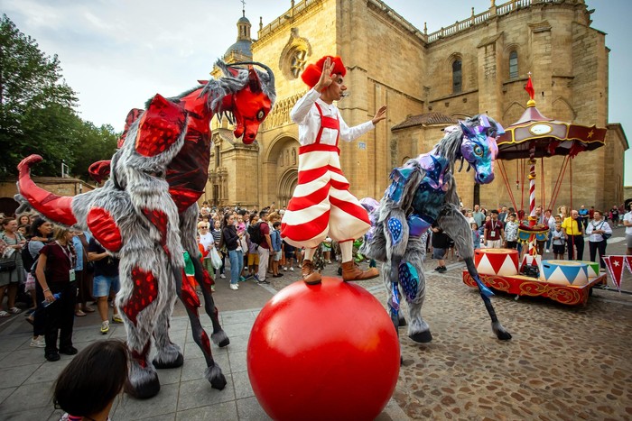 Zirku ibiltaria, haurrendako tailerrak eta gospel ikuskizuna urtea amaitzeko, Ibai-Arteren eskutik