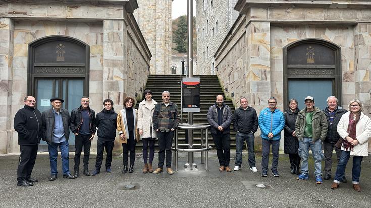 San Martin plazan dauden ikurrinaren eta Nafarroako banderaren azpian azalpen-plaka jarri dute