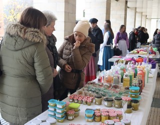 Antzuolako artisauek Gabonetako azoka egin dute