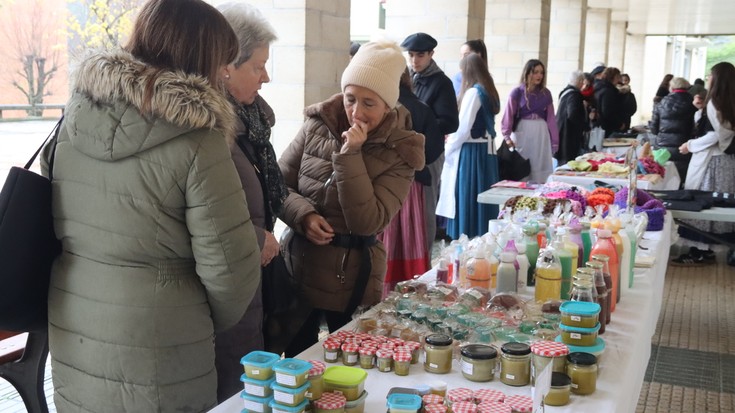 Antzuolako artisauek Gabonetako azoka egin dute