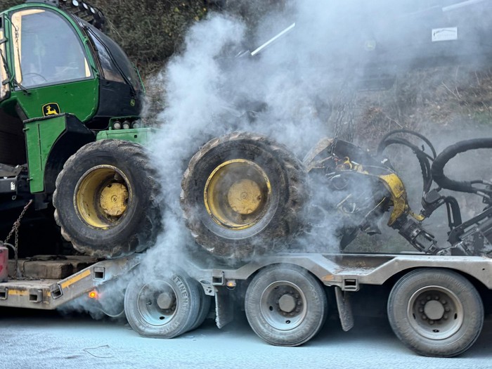 Kamioi baten gurpilaren eztandak pilaketa luzeak eragin ditu Elorregin