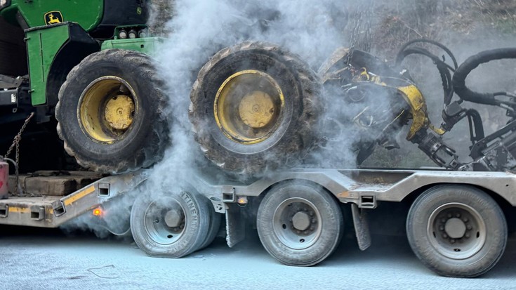 Kamioi baten gurpilaren eztandak pilaketa luzeak eragin ditu Elorregin