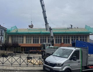 Herriko pilotalekuko teilatua eraberritzeko lanak hasi berri dituzte