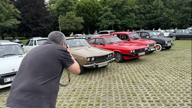 Arruena parkeko auto klasikoen topaketa, argazkitan