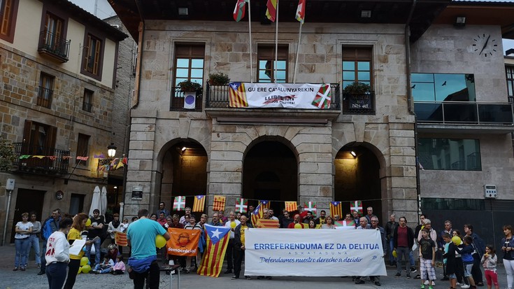 Kataluniako buruzagien aurkako epaiagatik protesta egin dute Eskoriatzan