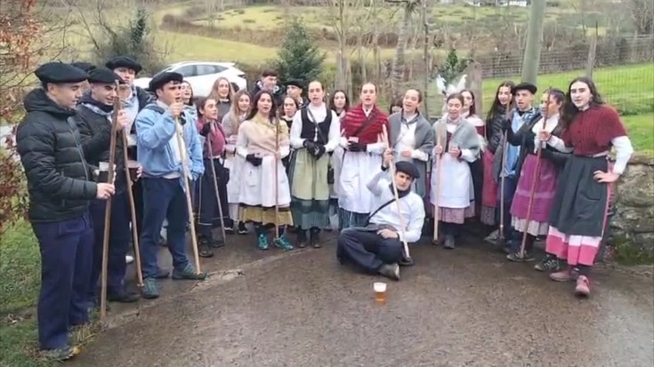 "Eztarriz sano" dabiltzala erakutsi dute kintoek Aretxabaletako baserrietan