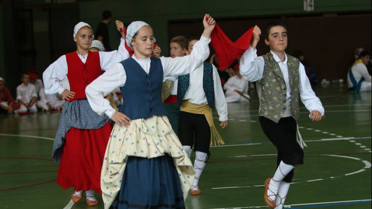 Hendaia eta Iruñako dantza taldeak gonbidatu dituzte domekako Haurren Egunera