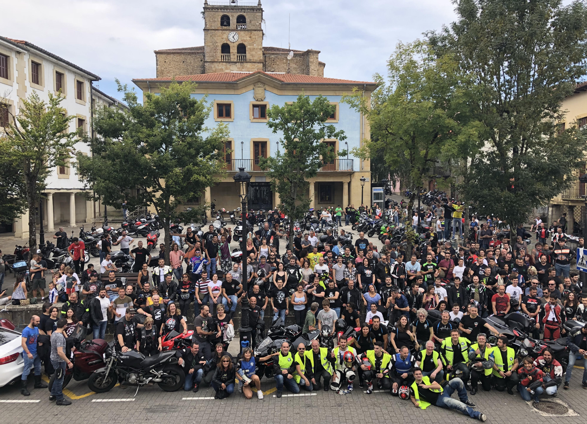 300 motorzaletik gora Elgetako Plazan