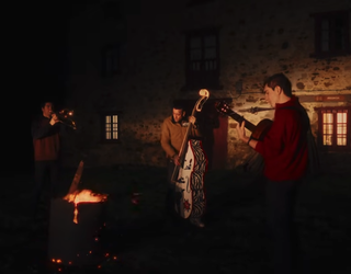 'Suga gorri' abestiaren bideoklipa kaleratu du Peio Uribetxebarria aretxabaletarrak