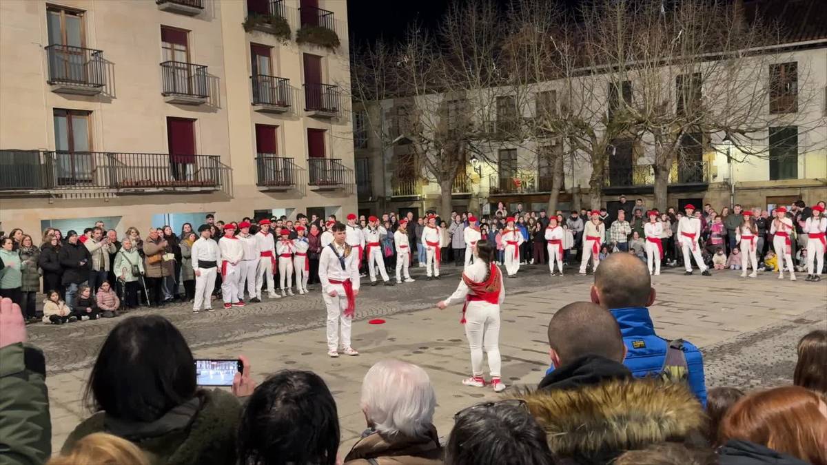 Eskoriatzako kintoek dantzan egin zuten Santa Ageda egunez