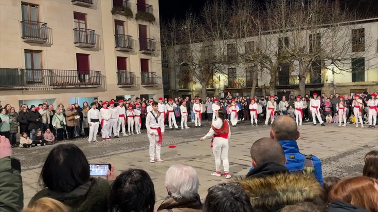 Eskoriatzako kintoek dantzan egin zuten Santa Ageda egunez