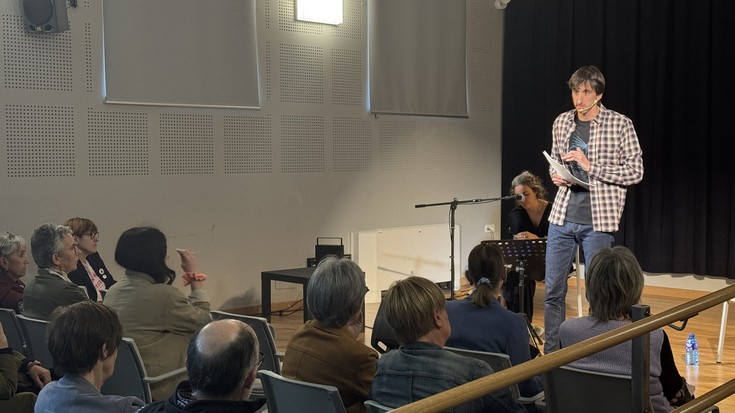 Kulturateko areto nagusia jendez bete du 'Lourdes Iriondo, ahots mezulari' hitzaldi musikatuak
