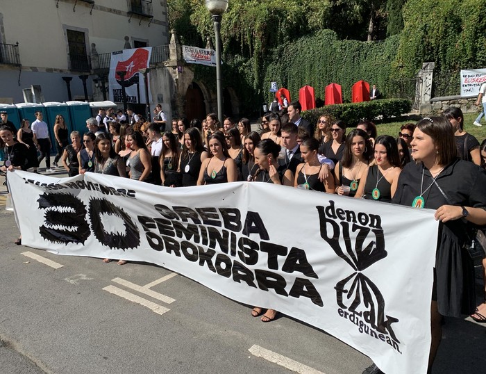 Greba feminista orokorrerako deialdia egin dute eguerdian Arrasaten