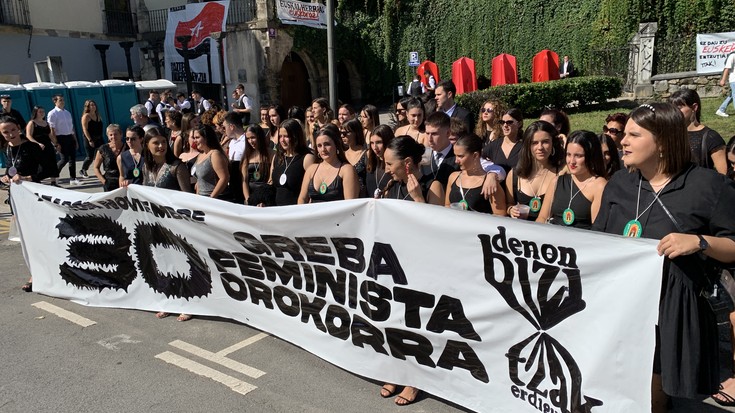 Greba feminista orokorrerako deialdia egin dute eguerdian Arrasaten