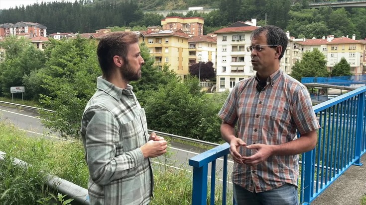 Nestor Arana, eraikinean eguzki plakak dituen eskoriatzarra