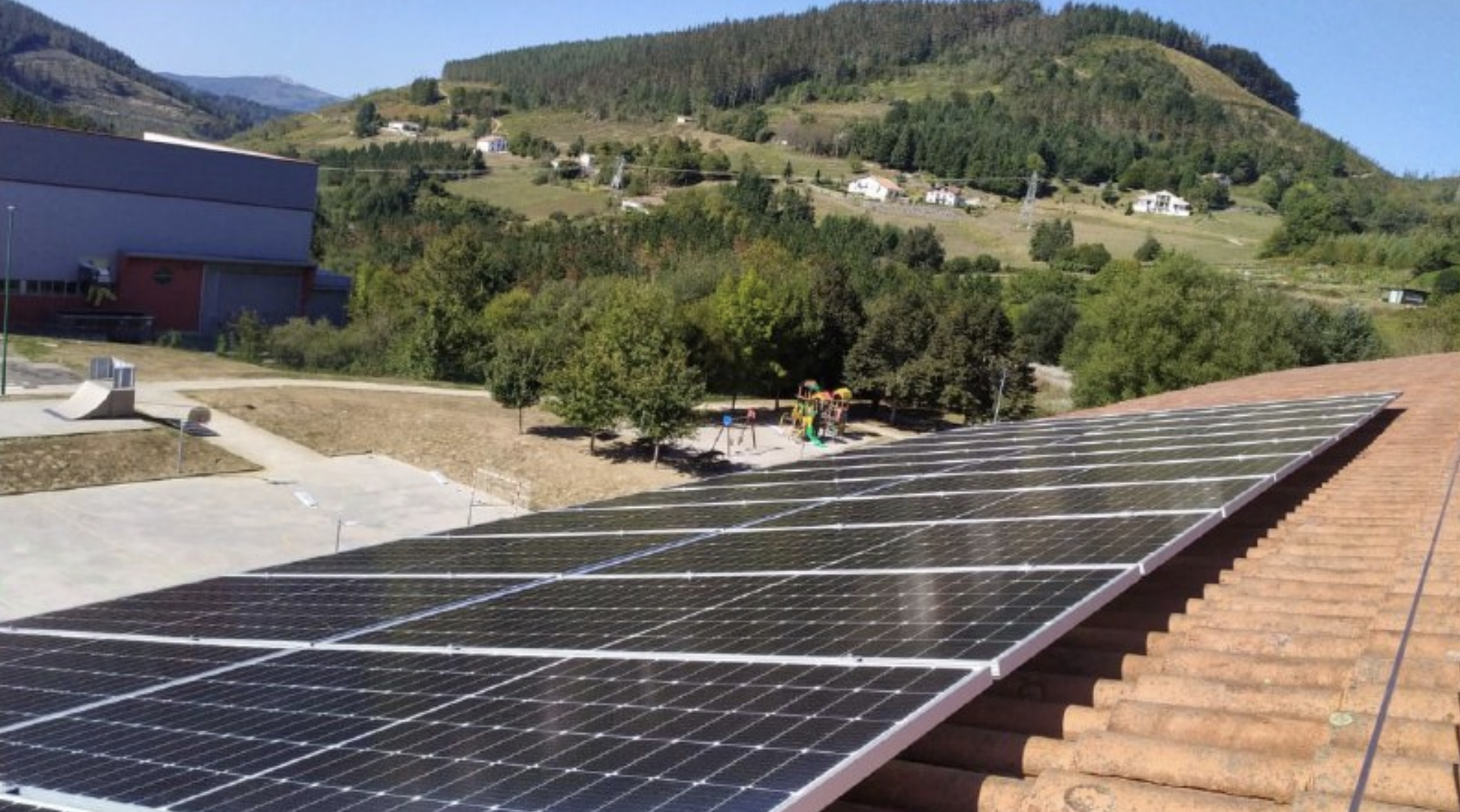 Eguzki bidezko energia sortzeko instalazioa frontoiko teilatuan