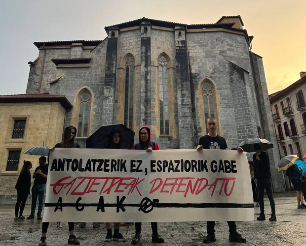 Arrotxapeako gaztetxearen aldeko elkarrateratzea egin dute herriko plazan