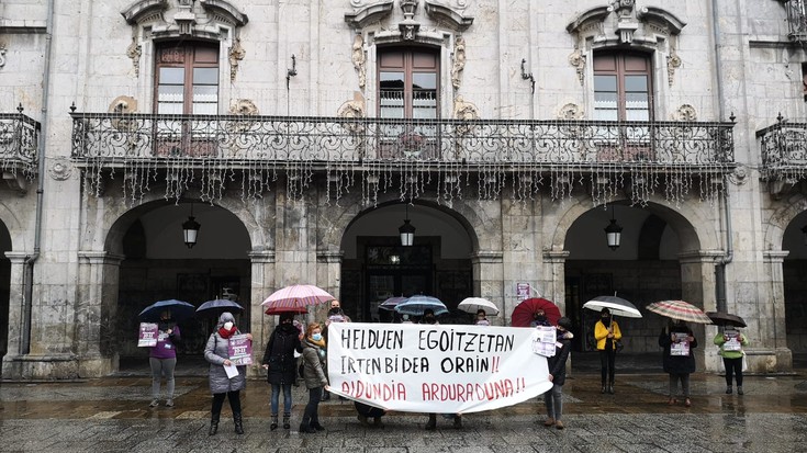 Kalitatezko zaintza bermatzea eskatu dute