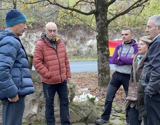 Osintxuko monolitoan duela 90 urte faxistek eraildako bost gizonei lore-eskaintza egin diete