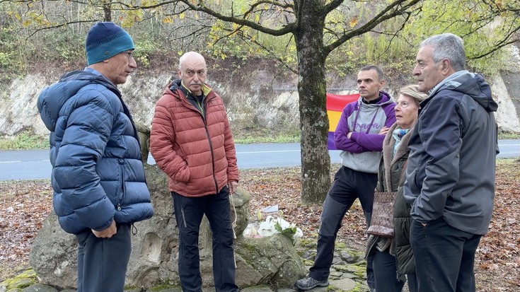 Osintxuko monolitoan duela 90 urte faxistek eraildako bost gizonei lore-eskaintza egin diete