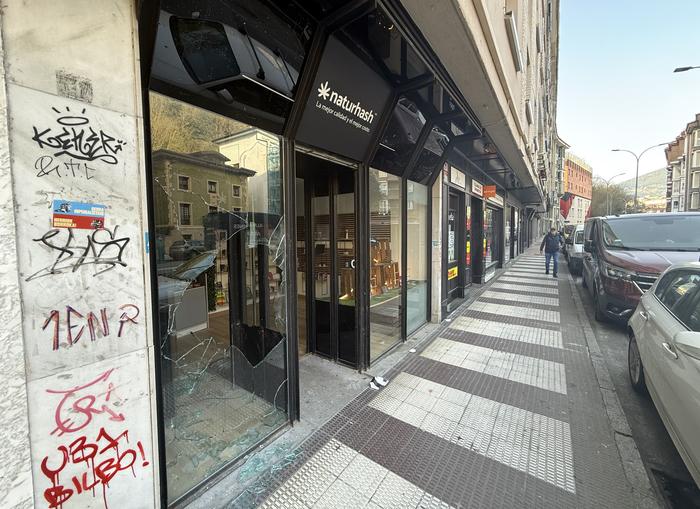 Lapurretan egin dute, bigarrenez, Arrasateko Otalora kaleko Naturhash dendan