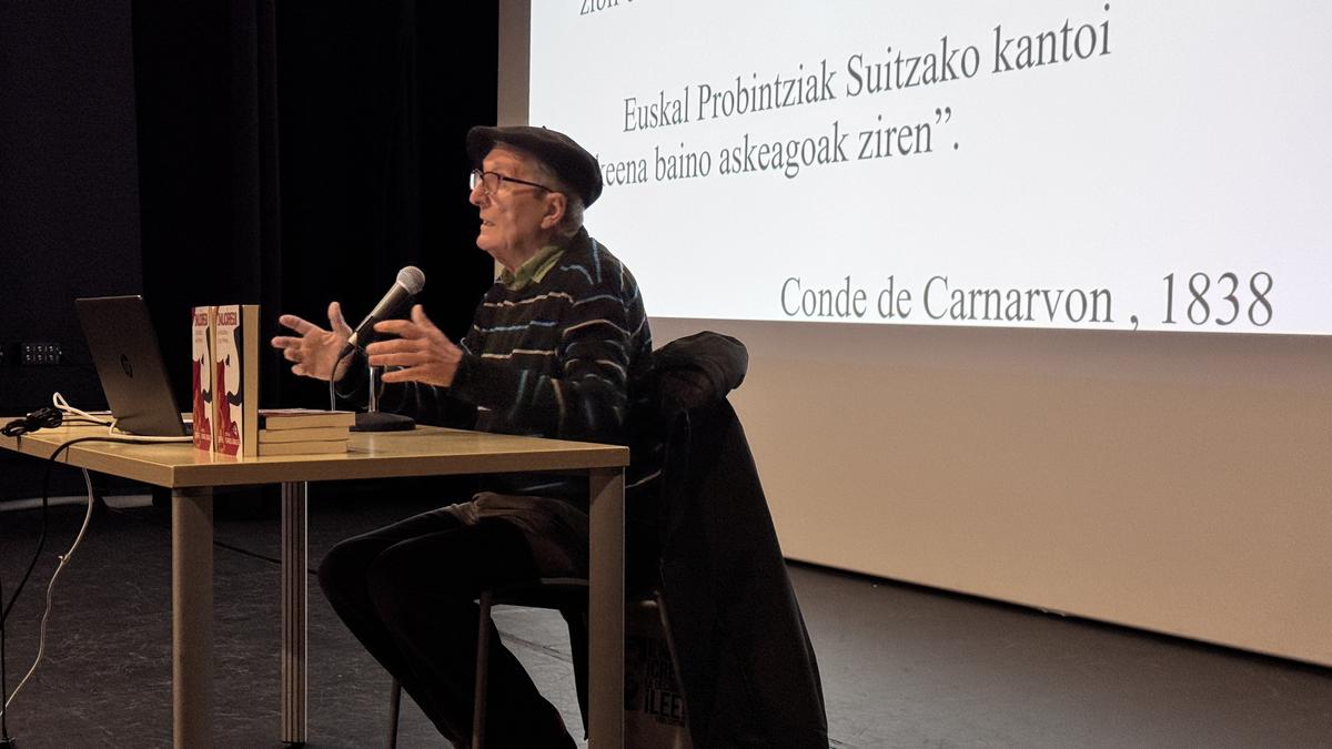 Jose Mari Esparzaren liburu aurkezpenarekin bukatu dira IzanGogoGara jardunaldiak