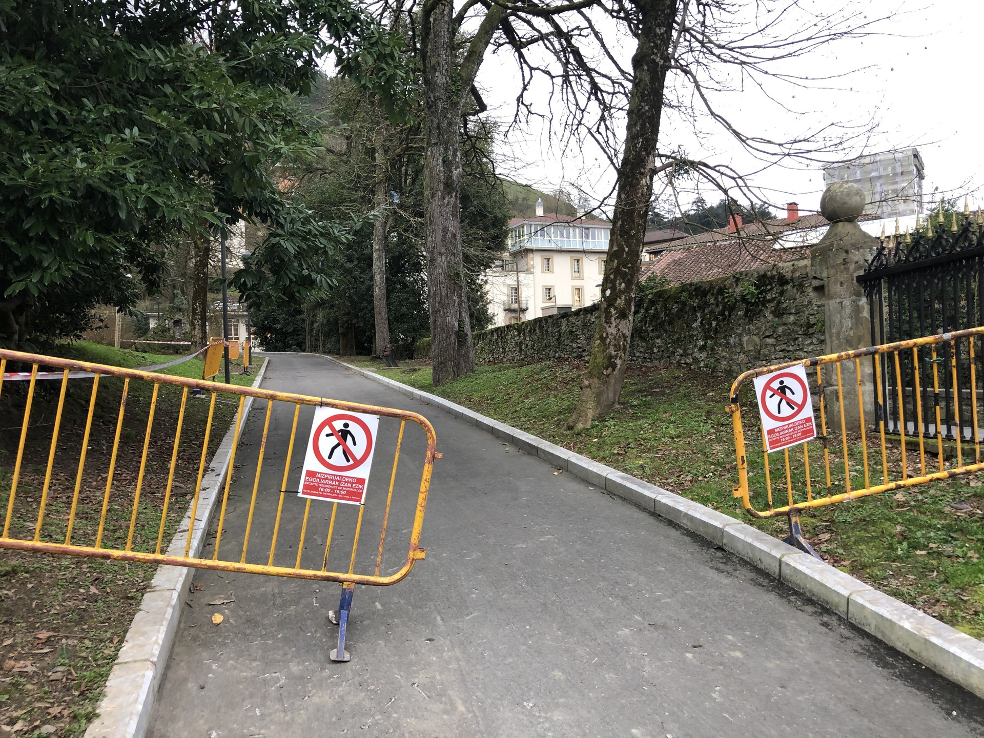 Errekalde parkeko eremu bat egokitu dute Mizpirualdeko egoiliarrek bakarrik erabiltzeko