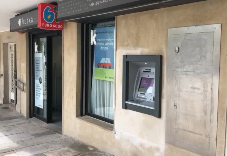 Sinadura bilketa abiarazi dugu Kutxabankek berraztertu dezan Elgetako bulegoa ixteko erabakia