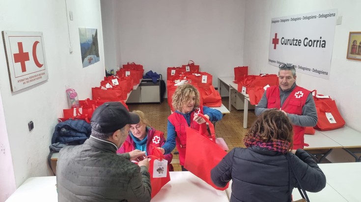 255 umeei helarazi dizkie jostailuak Gurutze Gorriak