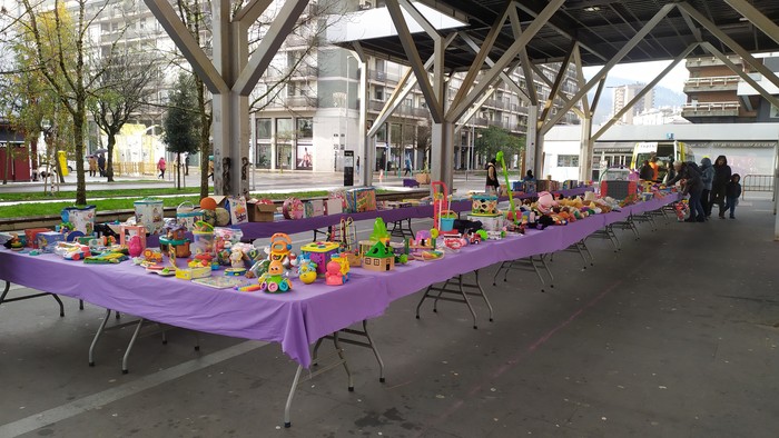 Eguenean hasiko dira truke azokarako jostailuak batzen