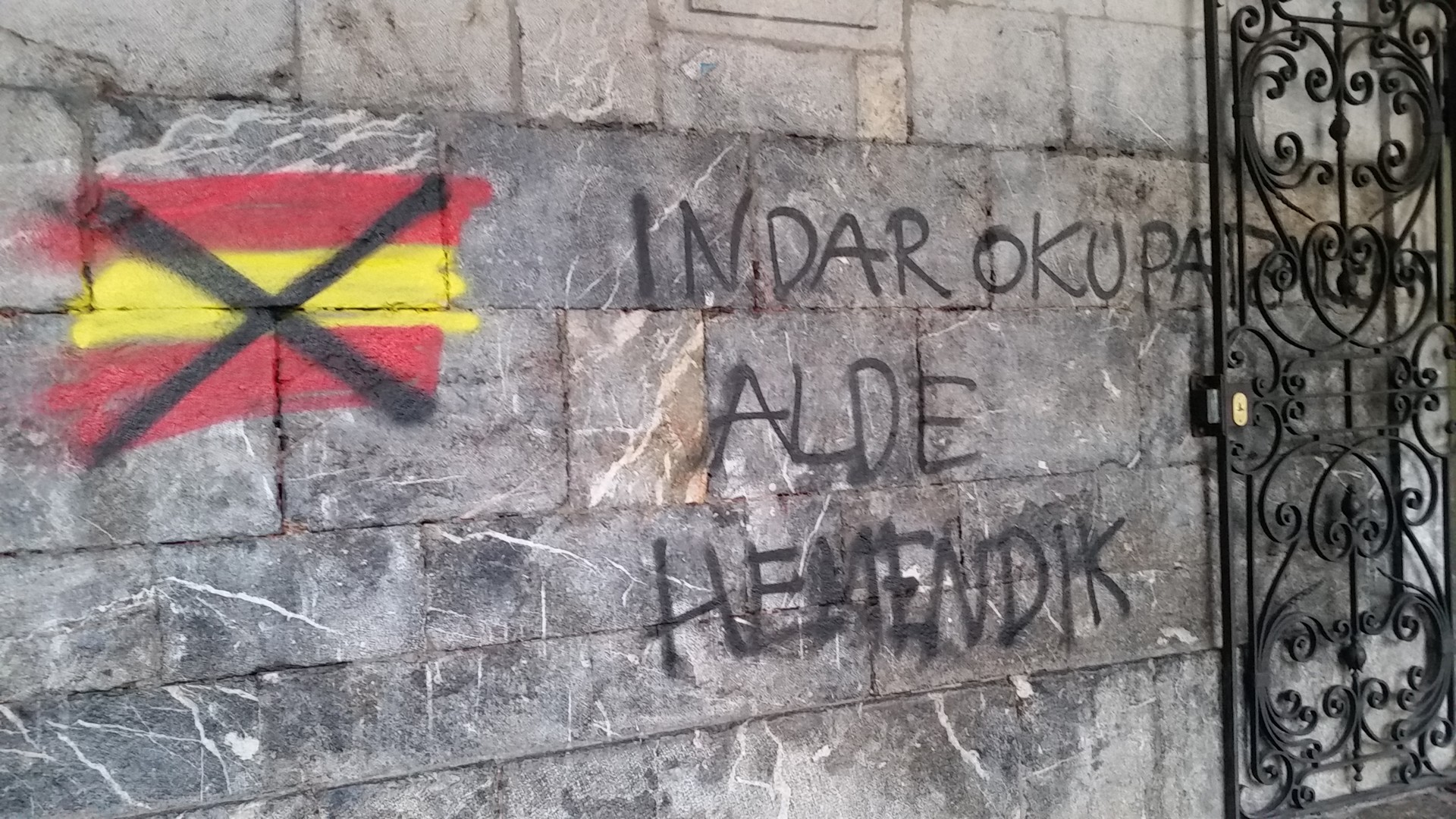Pintaketak gaitzetsi ditu berriro Arrasateko Udalak