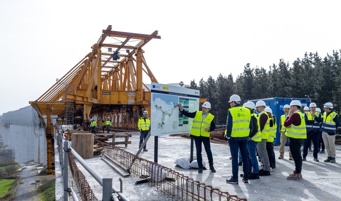 AHTren Bergarako lotuneko bost zatietatik bi amaituta eta beste hiru azken gauzatze-fasean daudela berri eman du Oscar Puentek