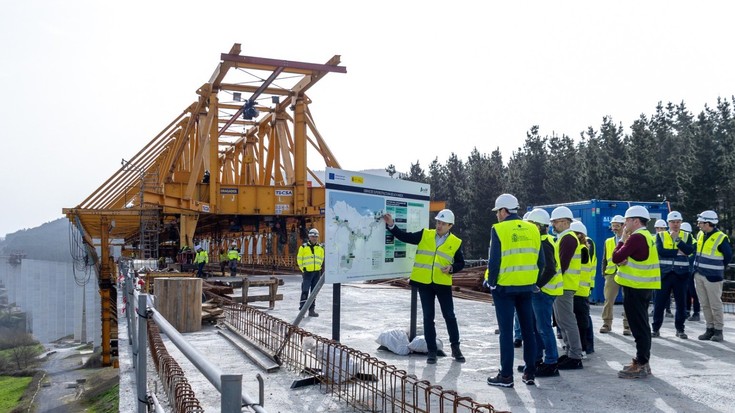 AHTren Bergarako lotuneko bost zatietatik bi amaituta eta beste hiru azken gauzatze-fasean daudela berri eman du Oscar Puentek