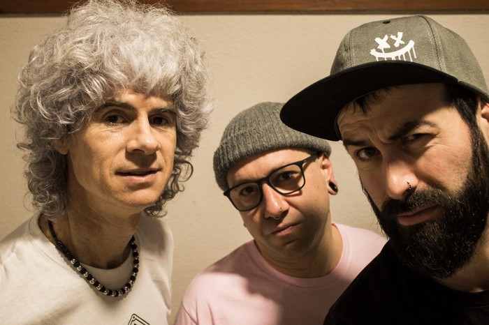 "Lozorroan dagoen gizartea esnatzeko", Hiru Haundiak taldearen 'Hamaika arrazoi'