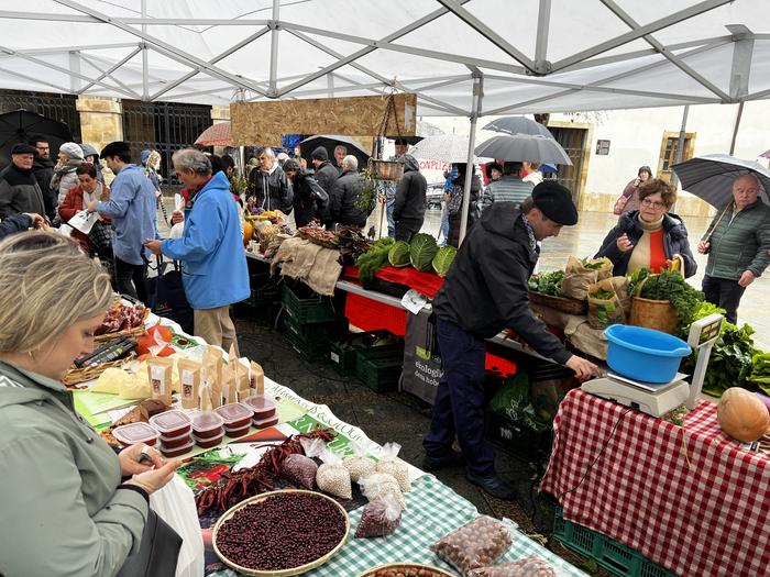 Urteko azoka handienerako, lau gune eta hamaika salgai