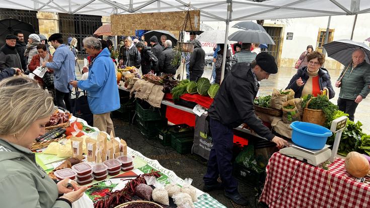 Urteko azoka handienerako, lau gune eta hamaika salgai