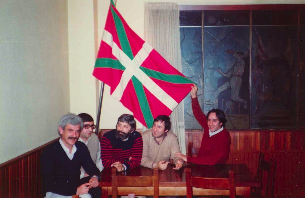 'Ikurrinaren azpian'