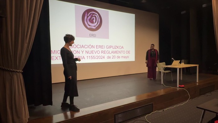 Atzerritartasunaren inguruko hitzaldia eman du Mariama Niang Sylla abokatuak Oñatin