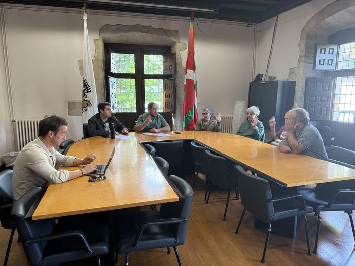 Hainbat jabekideri 14 lursail erostea onartu du Aramaioko udalbatzak
