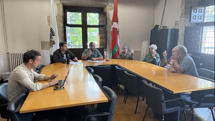 Hainbat jabekideri 14 lursail erostea onartu du Aramaioko udalbatzak