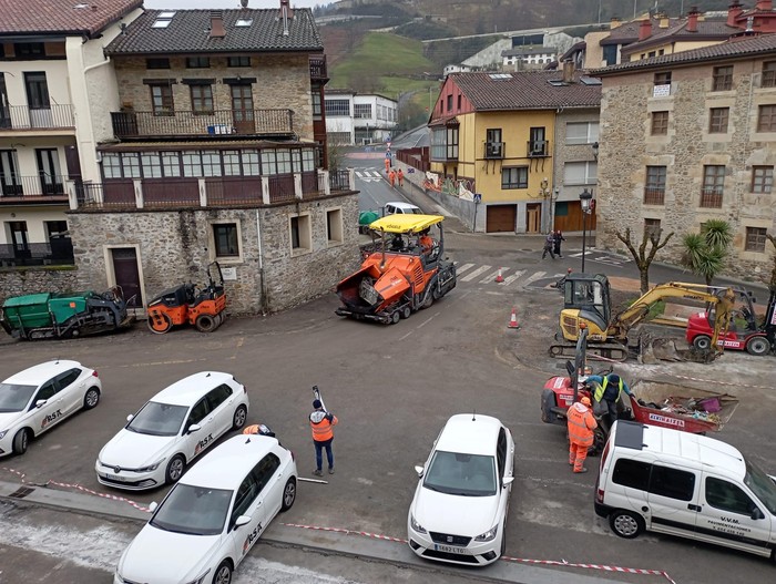 Ibarrondo auzoko lanak: asfaltatzen hasi dira