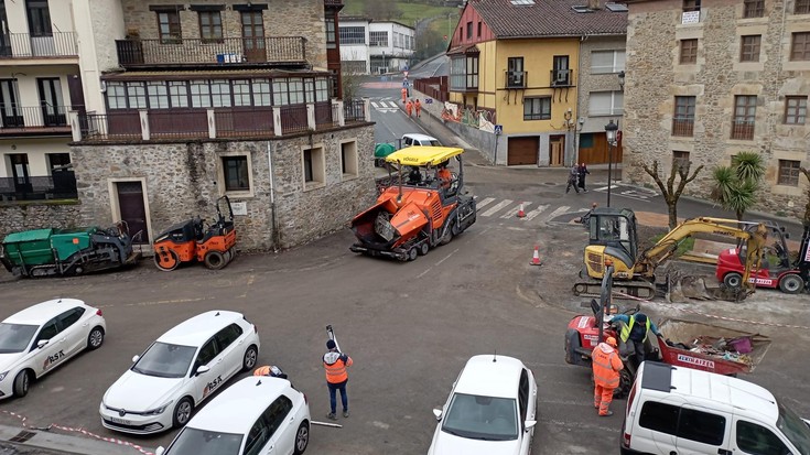 Ibarrondo auzoko lanak: asfaltatzen hasi dira