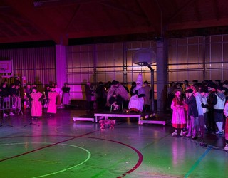 Olentzero eta Mari Domingiri eskolako patioan egin diete harrera